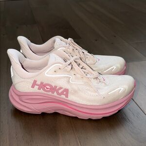Hoka Women's Clifton 10 Cream and Pink Athletic Shoes 9B Rose Cream/Dried Rose